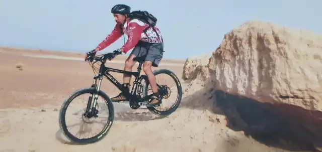 Portrait d’Abderrahim Riadi avec son vélo